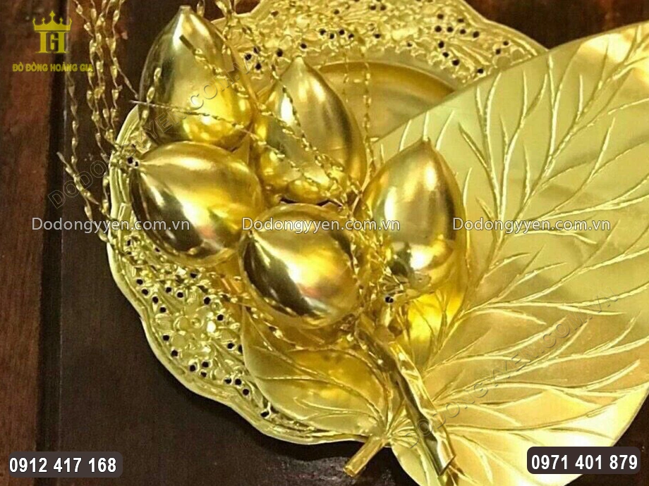 Chiếc đĩa đựng được chạm hoa văn tinh xảo